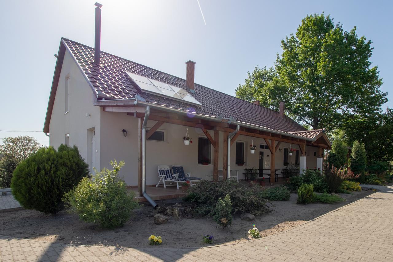 Toelgyfa Vendeghaz Hotel Kiskoros Exterior photo